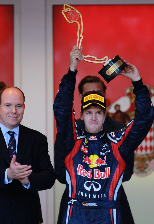 Vettel levanta su trofeo de ganador del GP de Mónaco 2011