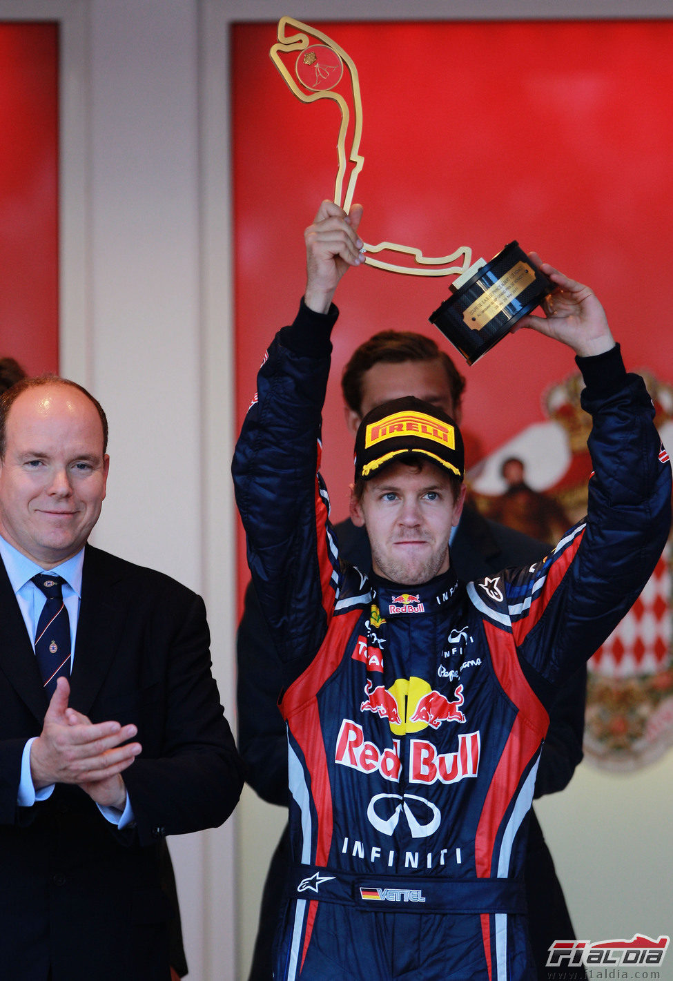 Vettel levanta su trofeo de ganador del GP de Mónaco 2011