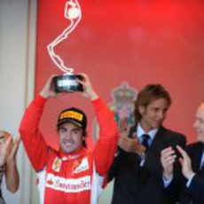 Fernando Alonso levanta su trofeo en el GP de Mónaco 2011