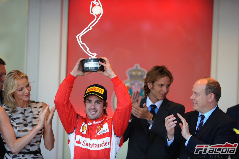 Fernando Alonso levanta su trofeo en el GP de Mónaco 2011