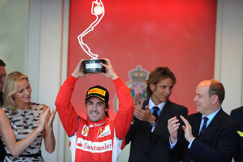 Fernando Alonso levanta su trofeo en el GP de Mónaco 2011