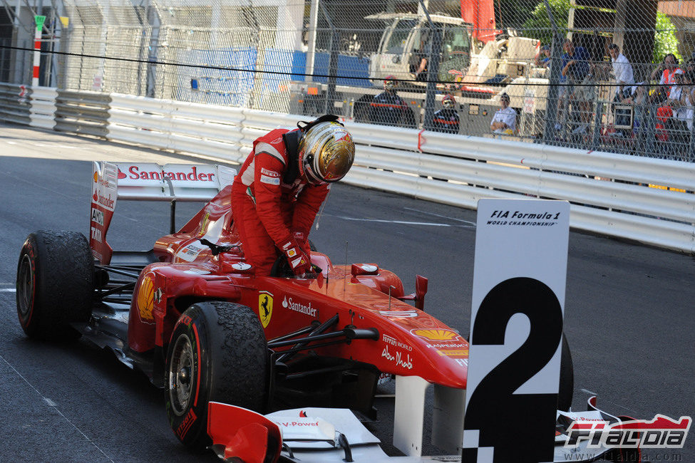 Alonso se baja del coche en segunda posición en el GP de Mónaco 2011