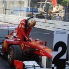 Alonso se baja del coche en segunda posición en el GP de Mónaco 2011