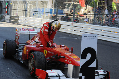 Alonso se baja del coche en segunda posición en el GP de Mónaco 2011
