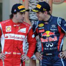 Fernando Alonso y Sebastian Vettel hablan en el podio del GP de Mónaco 2011