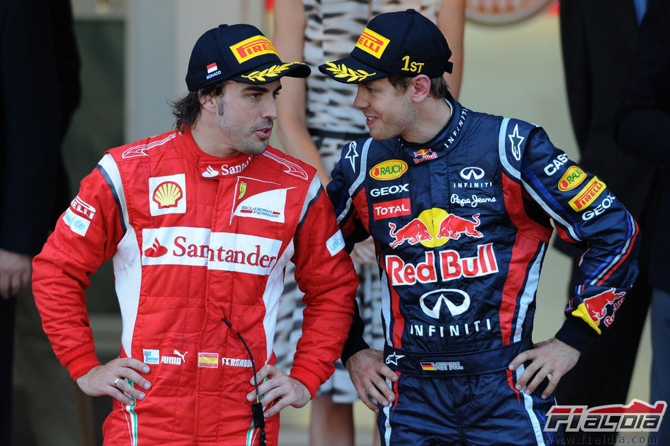 Fernando Alonso y Sebastian Vettel hablan en el podio del GP de Mónaco 2011