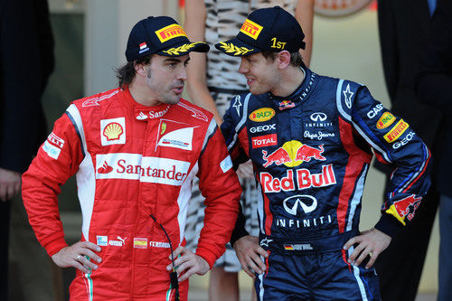 Fernando Alonso y Sebastian Vettel hablan en el podio del GP de Mónaco 2011