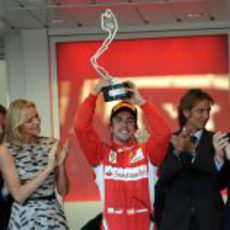 Fernando Alonso levanta su trofeo de plata en el GP de Mónaco 2011