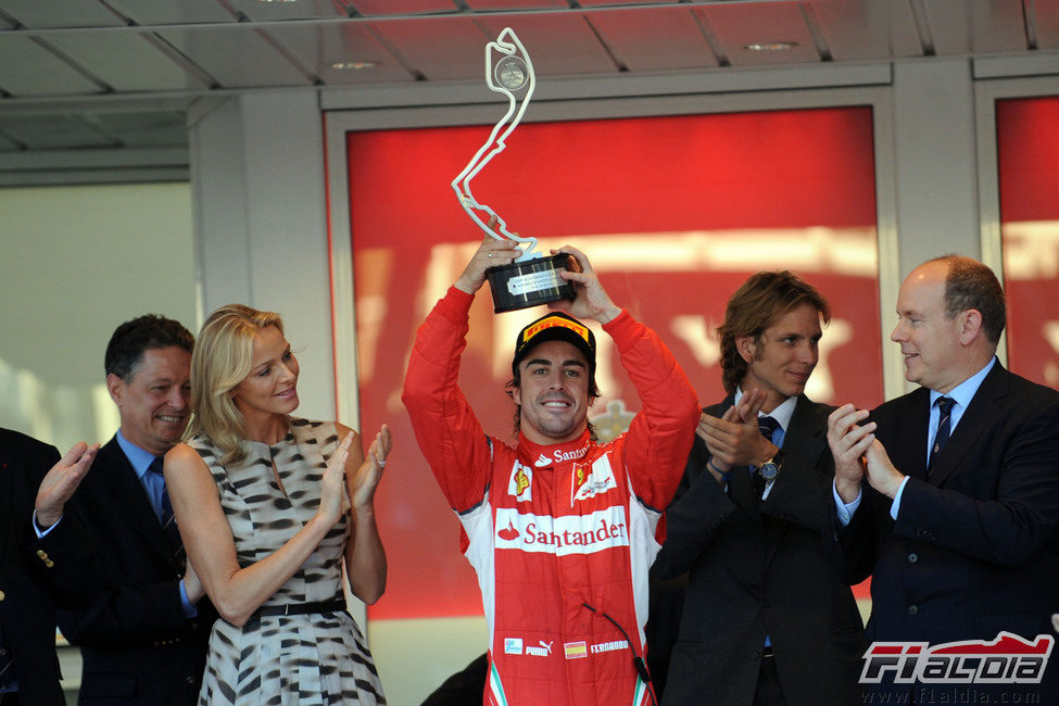 Fernando Alonso levanta su trofeo de plata en el GP de Mónaco 2011