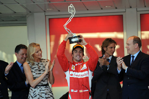 Fernando Alonso levanta su trofeo de plata en el GP de Mónaco 2011