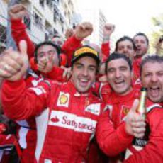 Alonso celebra el podio con sus mecánicos en el GP de Mónaco 2011