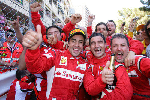Alonso celebra el podio con sus mecánicos en el GP de Mónaco 2011