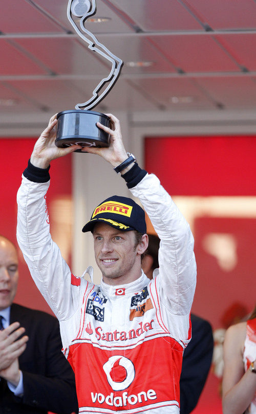 Jenson Button levanta su trofeo del GP de Mónaco 2011