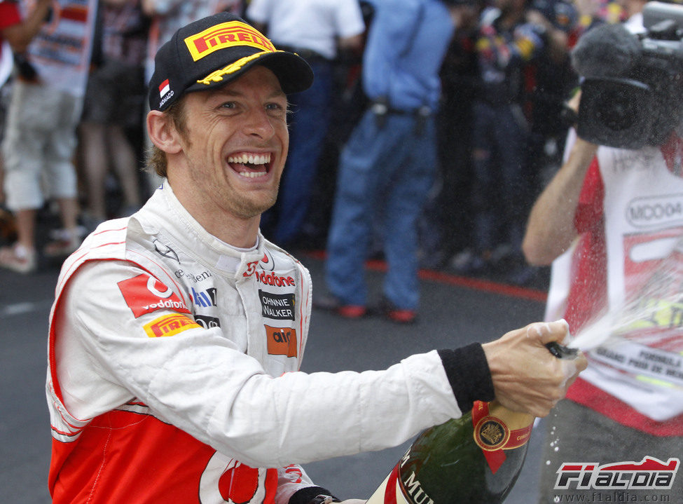 Button descorcha el champán en el GP de Mónaco 2011
