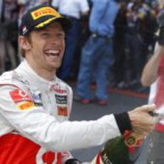 Button descorcha el champán en el GP de Mónaco 2011