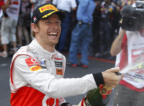 Button descorcha el champán en el GP de Mónaco 2011