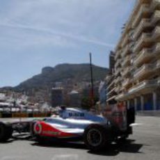 Hamilton en la frenada de la chicane tras el túnel de Montecarlo