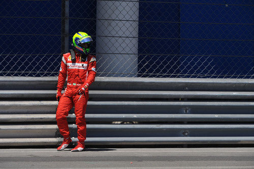 Massa mira con pena su monoplaza accidentado en el GP de Mónaco 2011