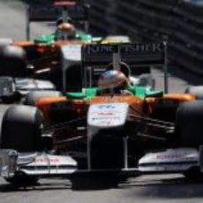 Paul di Resta es perseguido por Adrian Sutil en el GP de Mónaco 2011