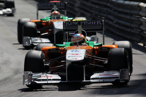 Paul di Resta es perseguido por Adrian Sutil en el GP de Mónaco 2011