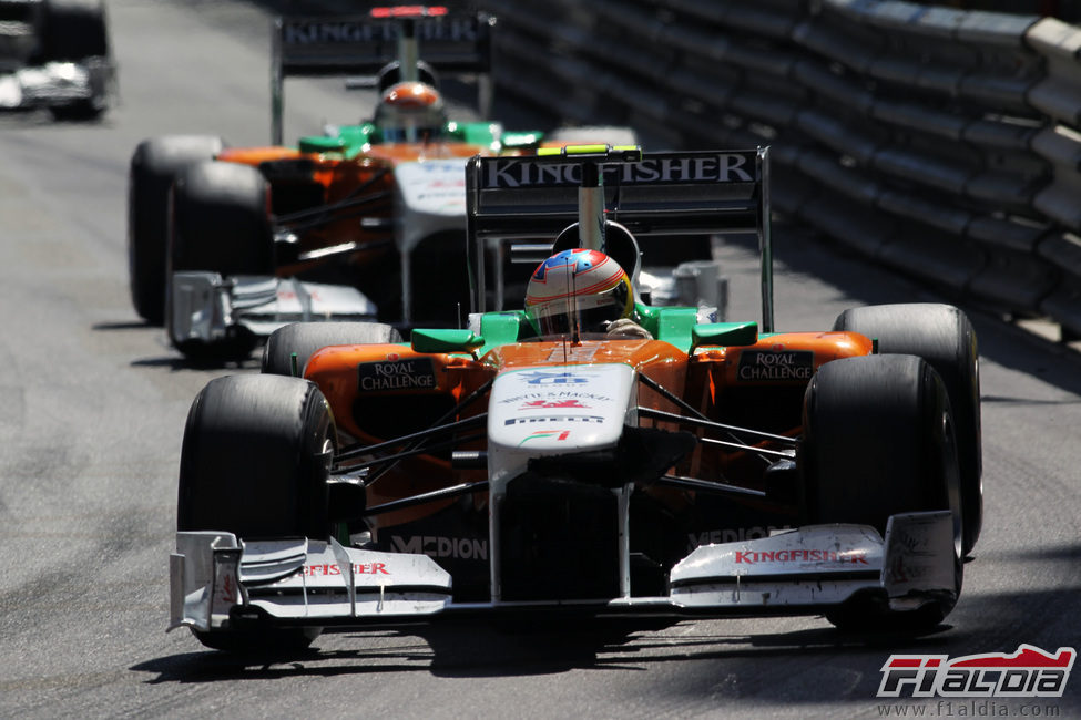 Paul di Resta es perseguido por Adrian Sutil en el GP de Mónaco 2011