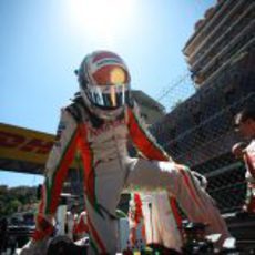 Sutil se sube a su monoplaza en el GP de Mónaco 2011