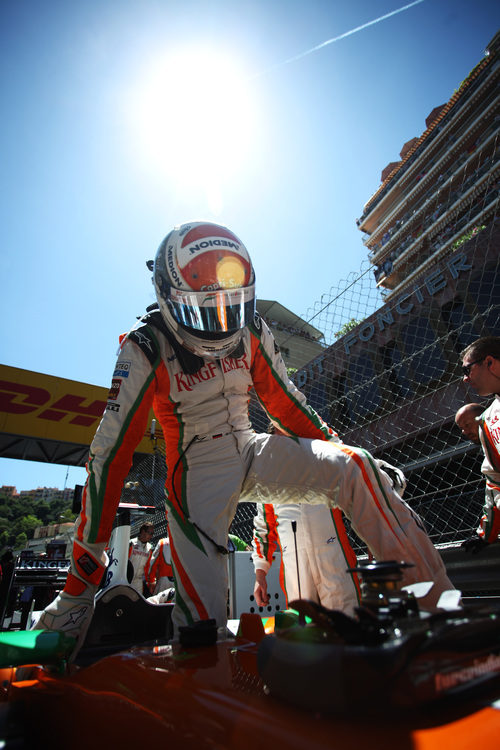Sutil se sube a su monoplaza en el GP de Mónaco 2011