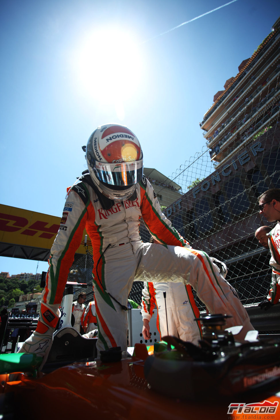 Sutil se sube a su monoplaza en el GP de Mónaco 2011