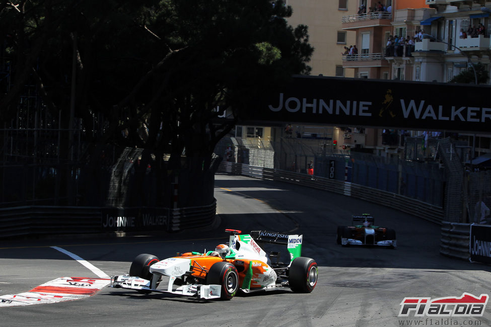 Adrian Sutil por delante de su compañero en el GP de Mónaco 2011