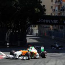 Adrian Sutil por delante de su compañero en el GP de Mónaco 2011
