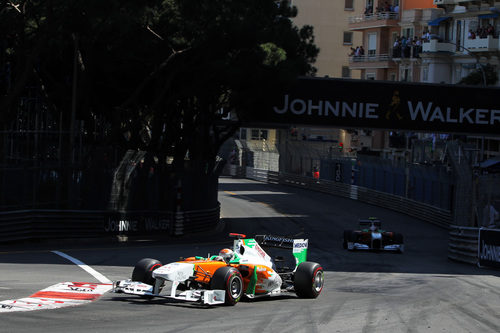 Adrian Sutil por delante de su compañero en el GP de Mónaco 2011