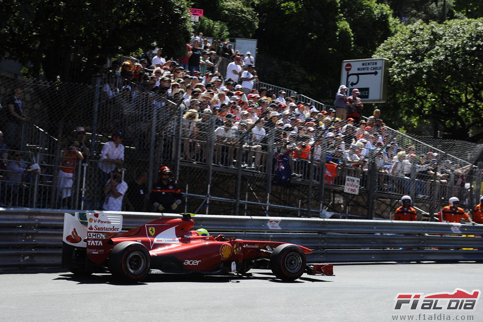 Felipe Massa frente al público de Mónaco 2011