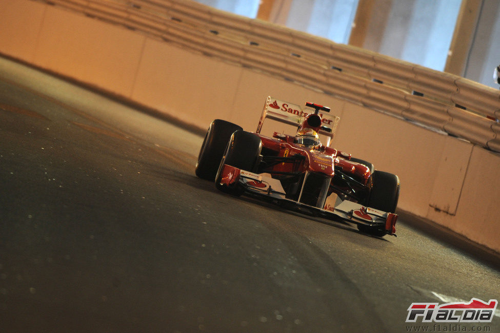 Fernando Alonso en el túnel de Mónaco 2011