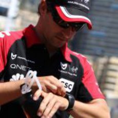 Timo Glock cuenta los minutos antes de empezar la carrera de Mónaco