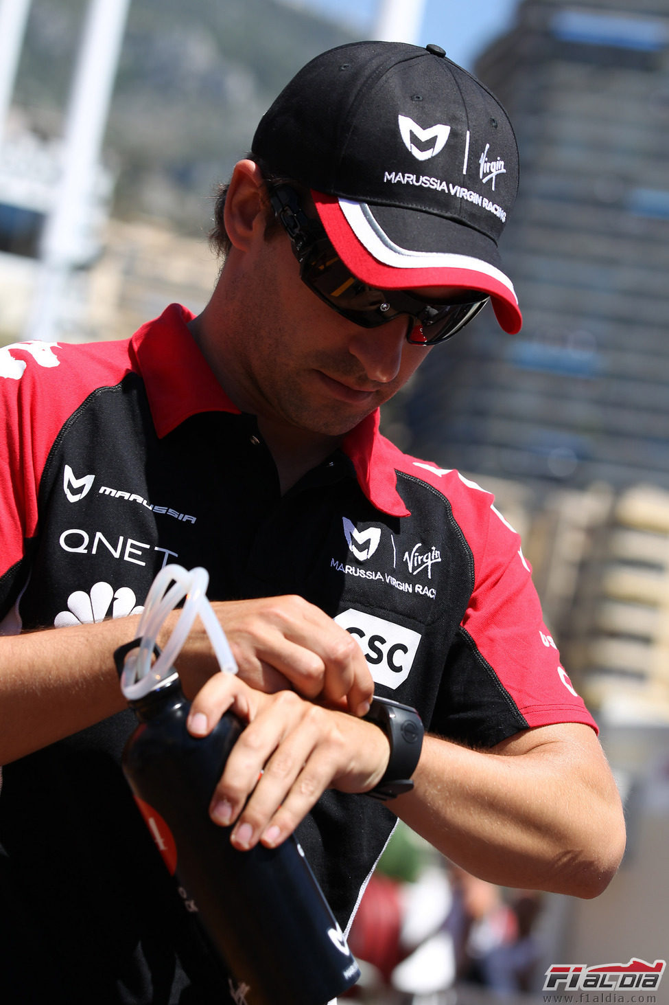 Timo Glock cuenta los minutos antes de empezar la carrera de Mónaco