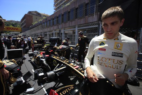 Vitaly Petrov en la parrilla de Mónaco 2011