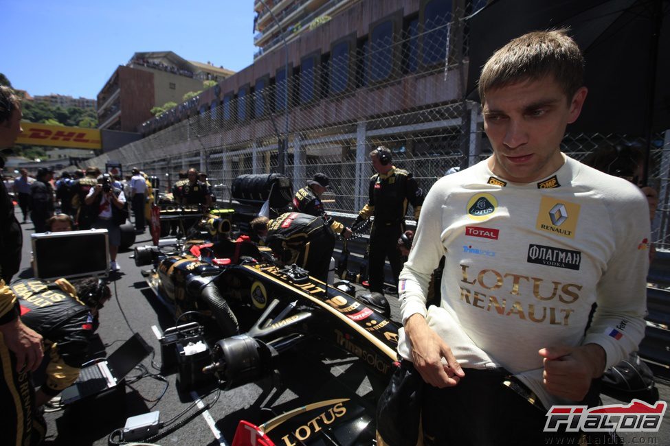Vitaly Petrov en la parrilla de Mónaco 2011