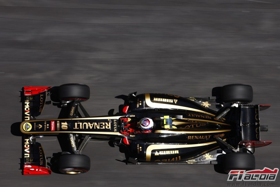 Vitaly Petrov con su R31 en el Gran Premio de Mónaco 2011