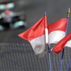 Banderas de Mónaco al paso de Schumacher por las calles de Montecarlo