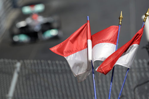 Banderas de Mónaco al paso de Schumacher por las calles de Montecarlo