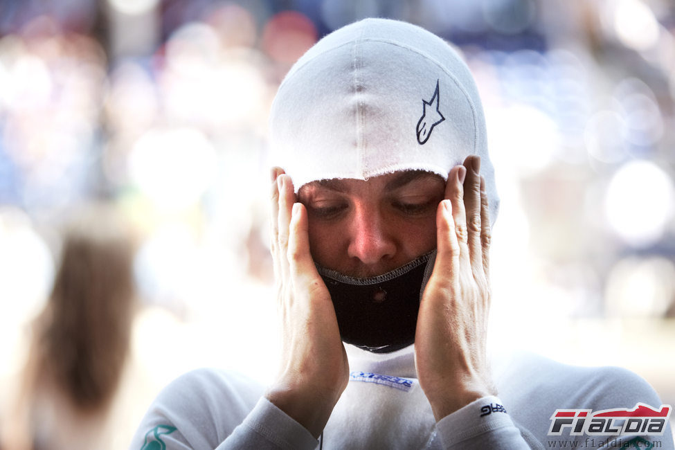 Nico Rosberg se relaja antes del inicio de la carrera en Mónaco 2011