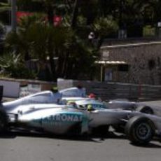 Schumacher y Rosberg ruedan en paralelo en Mónaco 2011