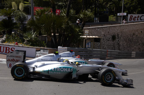 Schumacher y Rosberg ruedan en paralelo en Mónaco 2011