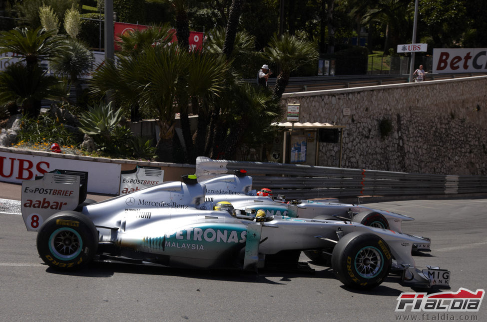 Schumacher y Rosberg ruedan en paralelo en Mónaco 2011