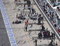 La F1 estudia obligar a los pilotos a realizar dos paradas en boxes en 2014