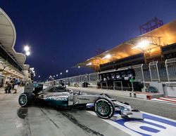 Lewis Hamilton triunfa bajo los focos del Gran Premio de Baréin 2014