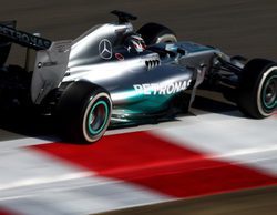 Lewis Hamilton cierra la etapa en Baréin liderando el segundo día de test