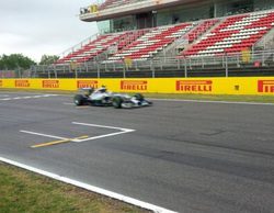 Lewis Hamilton lidera en mojado la primera mañana de test en Barcelona