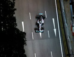 Lewis Hamilton reluce bajo los focos al liderar los L2 del GP de Singapur 2014