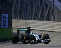 Lewis Hamilton triunfa y se hace con la pole en una igualada clasificación en Singapur